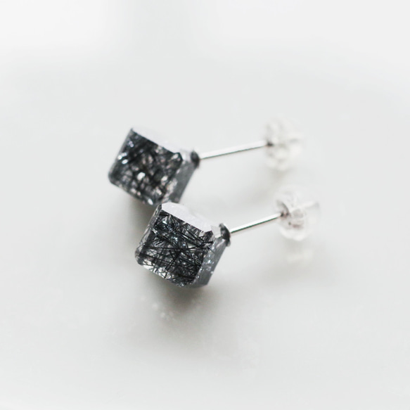 K14WG ブラックルチルクォーツ キューブ形 スタッドピアス ピアス