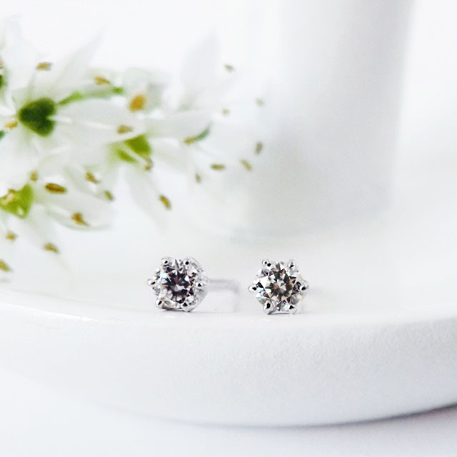 Pt900 可憐な小粒ダイヤモンドの１粒ピアス 両耳0.1ct  プラチナ