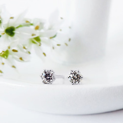 ピアス☆ロシア産フェナカイト（3.4mm）14kgf ピアス（スタッド・一粒