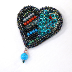 HEART・ビーズ刺繍ハートモチーフブローチ　ブルー　ターコイズ 1枚目の画像