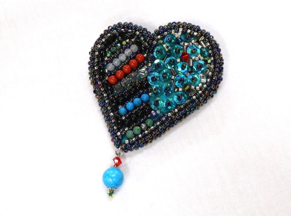 HEART・ビーズ刺繍ハートモチーフブローチ　ブルー　ターコイズ 4枚目の画像