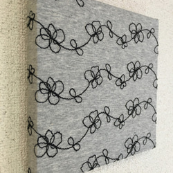 壁に簡単ピタッ！刺繍で小花の鎖編み 20ｃｍ角フリースタイルボード（ファブリックパネル） 1枚目の画像