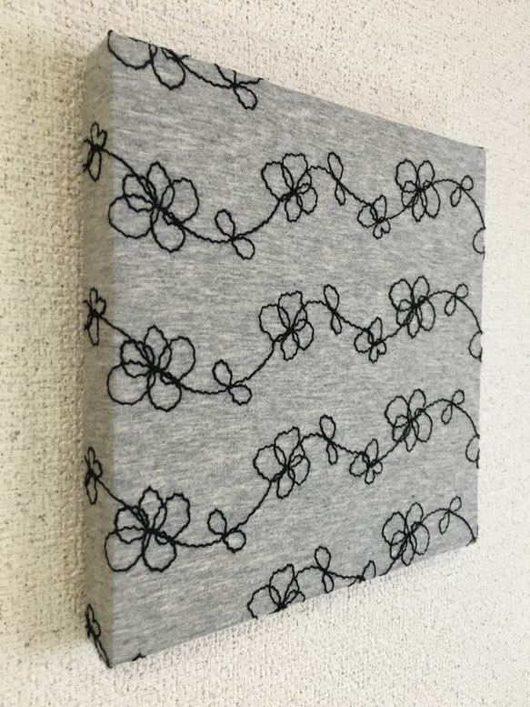 壁に簡単ピタッ！刺繍で小花の鎖編み 20ｃｍ角フリースタイルボード（ファブリックパネル） 1枚目の画像