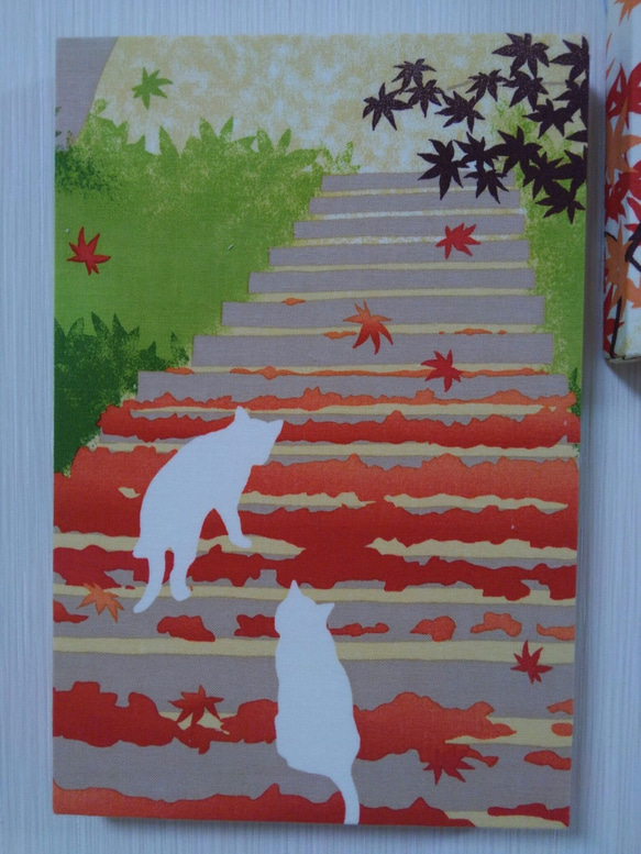 新作　壁に簡単ピタッ！紅葉の絨毯を散歩するねこ♪20ｃｍ×30ｃｍ角（ファブリックパネル） 1枚目の画像