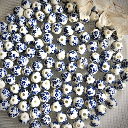３点以上送料無料：＊再販＊手作り陶器のビーズ：白地：藍色フラワープリント：８ミリ：１０個 2枚目の画像