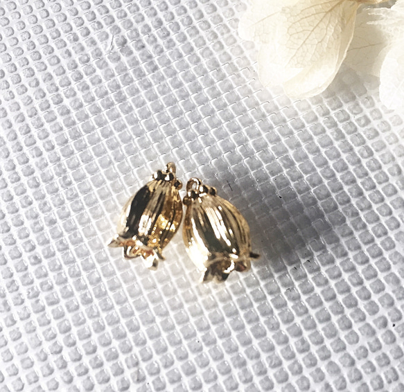 ３点以上送料無料＊再販＊２カン：コネクターチャーム：フラワー/ベル型：つぼみ：すずらん：ゴールド：２個 1枚目の画像