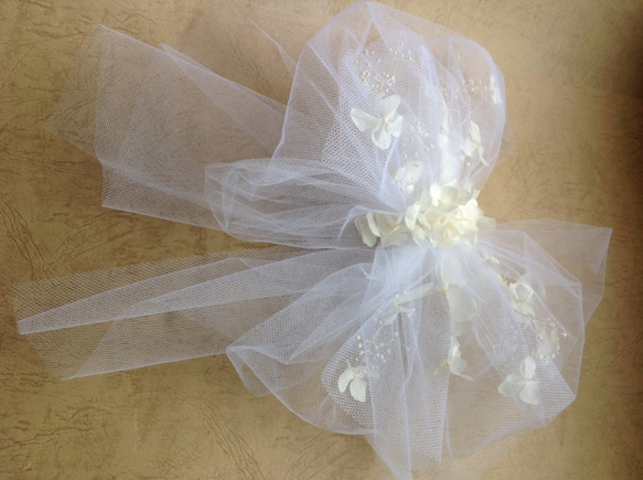 チュールリボンのヘッドドレス（紫陽花とかすみ草のブリザーブドフラワー） 2枚目の画像