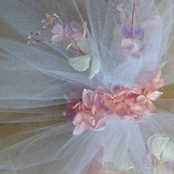 チュールリボンのヘッドドレス（紫陽花とかすみ草のブリザーブドフラワー） 4枚目の画像