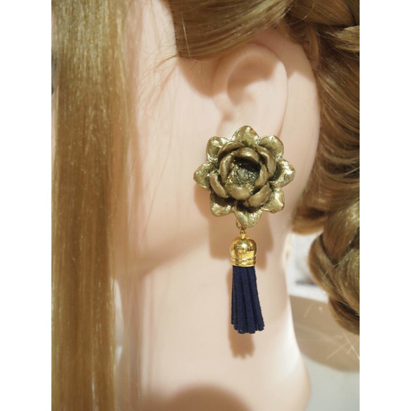Lotus earring ロータスタッセルイヤリング　（ダークゴールド×ネイビー） 7枚目の画像