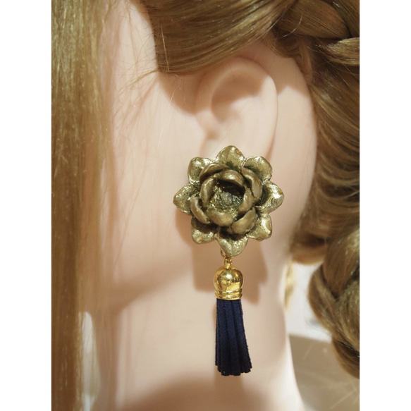 Lotus earring ロータスタッセルイヤリング　（ダークゴールド×ネイビー） 8枚目の画像