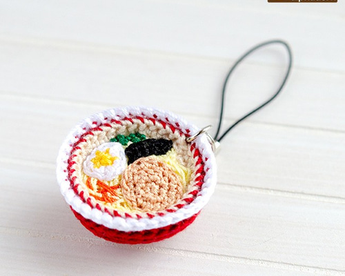 受注生産】あみぐるみ豚骨ラーメンの携帯ストラップ あみぐるみ