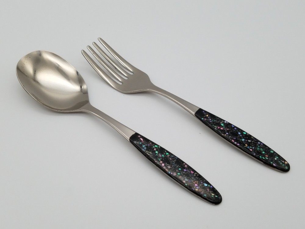丈夫で衛生的！螺鈿装飾チタンスプーン&フォークセット 8,030円