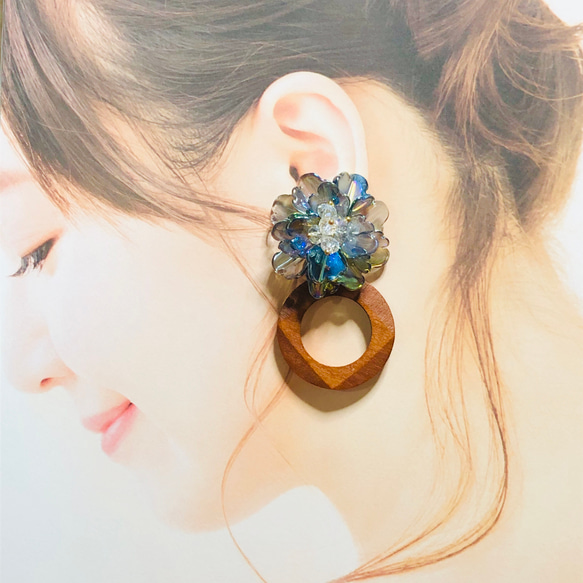 ガラス風 お花 の ピアス / イヤリング 【k099】 1枚目の画像