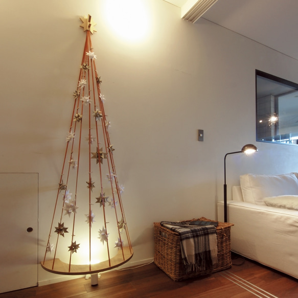 mömi 木と革でできたオリジナルクリスマスツリー 1枚目の画像
