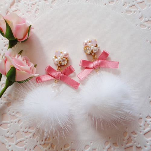 大ぶりリボンとピンクのお耳のフラワー白兎ちゃんとニット製ポンポンのピアス♡ 大ぶりリボンとピンクのお耳のフラワー白兎ちゃんとニット製ポンポンの