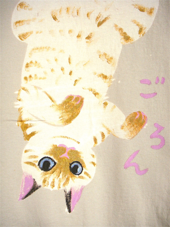 ごろん猫・クリームトラねこ・へそ天ネコ・メンズM〜Lサイズ（レディスL対応サイズ）きなり＊手描きTシャツ＊chobico 4枚目の画像