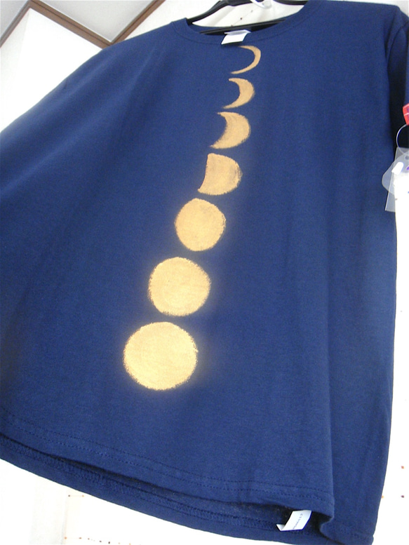 月齢・月の満ち欠け・満月半月新月・女子M〜Lサイズ（メンズS対応サイズ着丈短め）紺＊手描きTシャツchobico 4枚目の画像