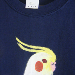 あつい白オカメインコ・文字入り・メンズM〜Lサイズ（女子L対応サイズ）ブルーダスク＊手描きTシャツ＊chobico＊ 2枚目の画像