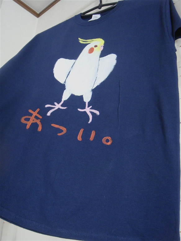 あつい白オカメインコ・文字入り・メンズM〜Lサイズ（女子L対応サイズ）ブルーダスク＊手描きTシャツ＊chobico＊ 5枚目の画像