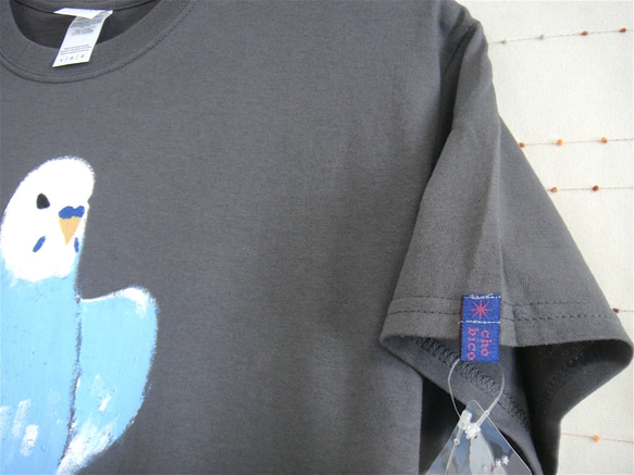 暑いセキセイインコ・青白水色インコ・羽わきわき・メンズL〜XL対応サイズ（女子XL）グレー・手描きTシャツchobico 3枚目の画像