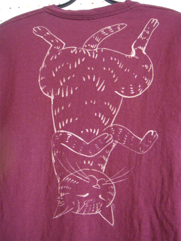 両面絵柄・丸まって眠る茶トラ&へそ天で眠る茶トラ・レディスS〜M対応サイズ（150〜160cm）えんじ・手描きTシャツ 6枚目の画像