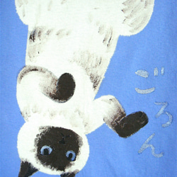 ごろん猫・へそ天ねこ・シャムネコ・メンズMタグ(レディスL対応サイズ) 水色＊手描きTシャツ＊chobico 4枚目の画像