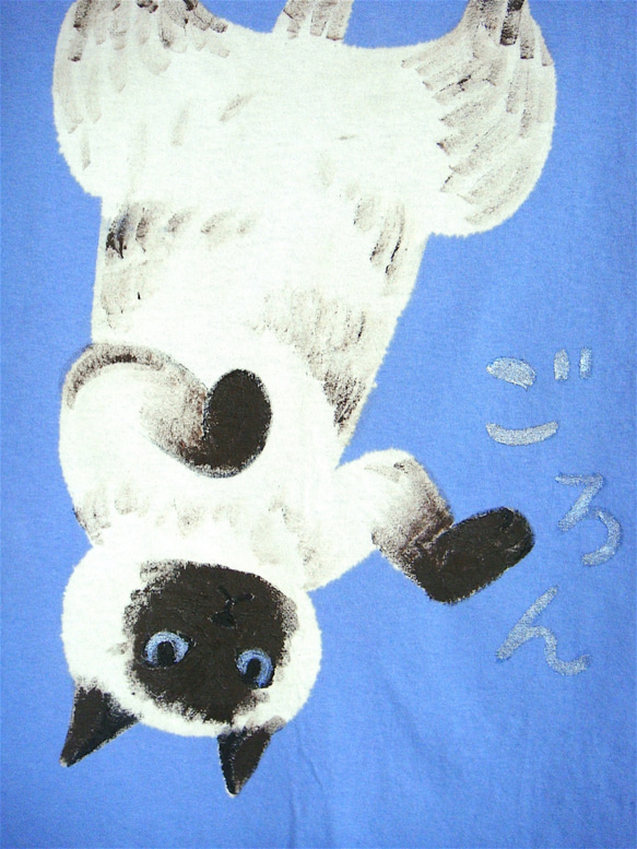 ごろん猫・へそ天ねこ・シャムネコ・メンズMタグ(レディスL対応サイズ) 水色＊手描きTシャツ＊chobico 4枚目の画像