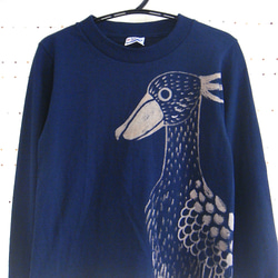 長袖Tシャツ 両面絵柄・ハシビロコウ・でかい動かない鳥・キッズS（110〜120cm対応）濃紺・手描き一点もの 1枚目の画像
