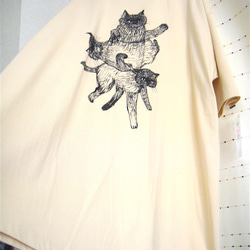 猫柄プリント・Aラインチュニック(リメイク)・『みつねこ』猫三匹ネコ・きなり・女子フリーサイズ 6枚目の画像