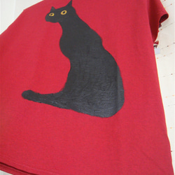 驚いてにゅうっと首伸びる黒猫・ろくっろ猫・びっくり顔・メンズMタグ（レディスL対応サイズ）しもふり赤・手描き一点物 4枚目の画像