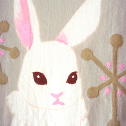 もふもふ白うさぎと花・赤目ウサギ・キッズS（110〜120cm対応サイズ）ベージュ・手描きTシャツ＊chobico＊ 2枚目の画像