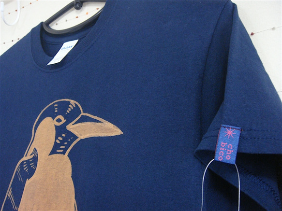 ペンギン親子・メンズM〜Lサイズ（レディスL対応サイズ）紺＊手描きTシャツ＊chobico＊ 4枚目の画像