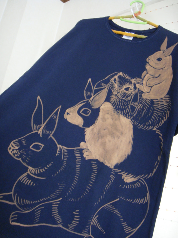 ウサーメン・弱いウサギをブレーメン風に積んでみた・Tシャツチェニック・レディスフリーサイズ・紺 3枚目の画像