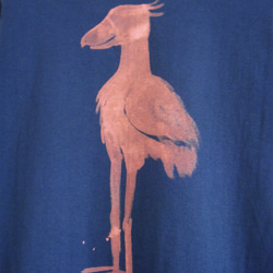 両面絵柄・でかい動かない鳥・ハシビロコウ・嘴広鸛・Tシャツチュニック・女子フリーサイズ(〜XL対応)ブルーダスク・手描き 7枚目の画像
