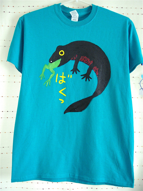 アカハライモリ・赤腹イモリばくっと蛙を捕食・メンズM〜Lサイズ（レディスL対応サイズ）エメラルドグリーン・手描きTシャツ 1枚目の画像