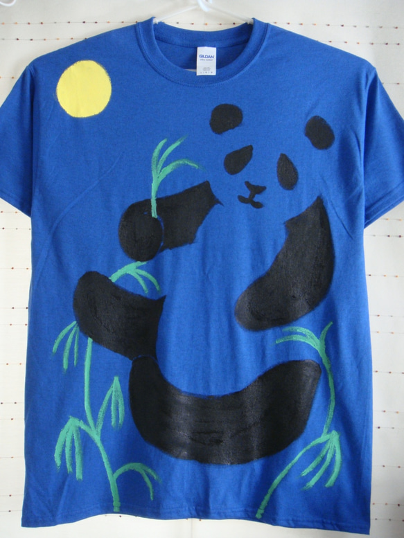 熊猫・闇に潜むパンダと月・メンズL〜XLサイズ（レディスXL対応）しもふり青・手描きTシャツchobico 1枚目の画像