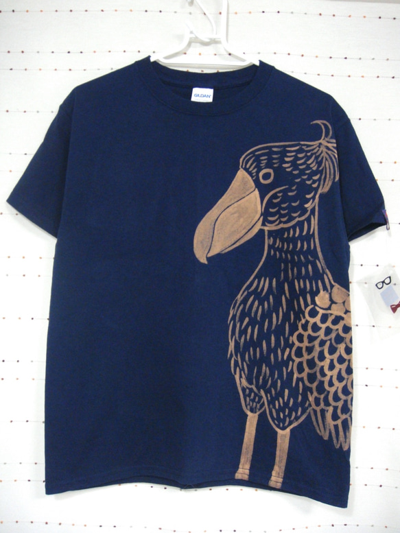 両面ハシビロコウ絵柄（でかい動かない鳥）レディスS〜Mサイズ（150から160cm対応サイズ）紺・手描きTシャツ 1枚目の画像
