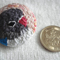 ブルーボタンインコ・手刺繍ブローチ・直径39mm＊chobico＊ 3枚目の画像