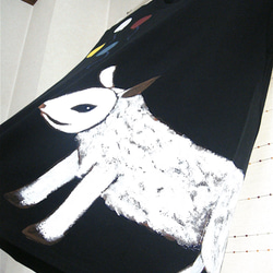 子羊とバルーン・羊つぶらな瞳・男子L〜XLサイズ（女子XL対応サイズ） 黒・手描きTシャツ＊chobico＊ 3枚目の画像