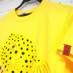 両面絵柄：ミナミハコフグ・毒フグ・女子S〜M対応サイズ（150〜160cm対応サイズ）黄色・手描きTシャツ 3枚目の画像