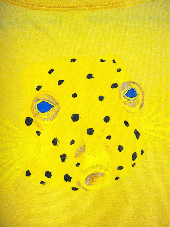 両面絵柄：ミナミハコフグ・毒フグ・女子S〜M対応サイズ（150〜160cm対応サイズ）黄色・手描きTシャツ 4枚目の画像
