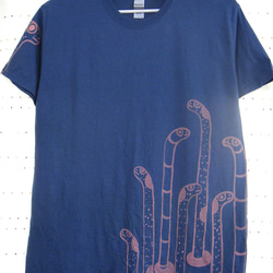 両面絵柄・チンアナゴ&ニシキアナゴ・にょろにょろ・メンズLタグ（女子XL対応サイズ）ブルーダスク＊手描きTシャツ 1枚目の画像