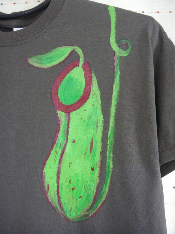 食虫植物・ウツボカズラ・つぼ形の罠・メンズMタグ（女子L対応サイズ）カーキー＊手描きTシャツ＊ 2枚目の画像