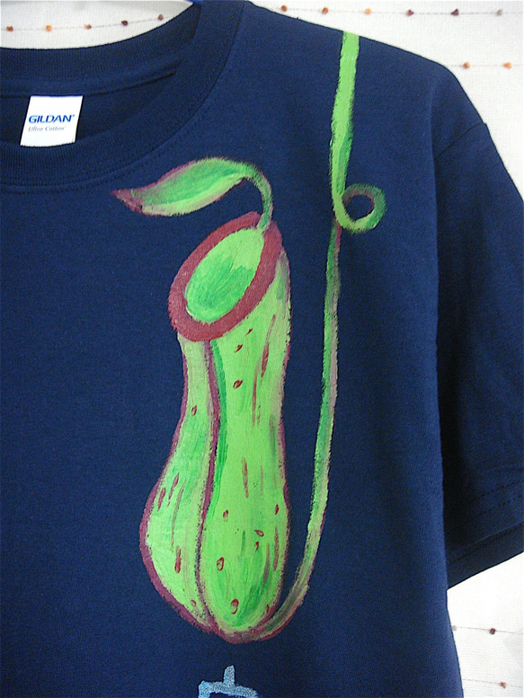 食虫植物・ウツボカズラ・つぼ形の罠・レディスM〜Lサイズ（メンズS着丈短め対応）紺＊手描きTシャツ＊ 2枚目の画像