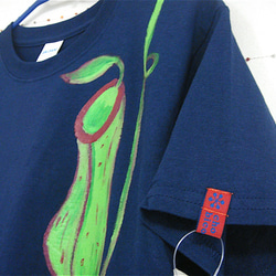 食虫植物・ウツボカズラ・つぼ形の罠・レディスM〜Lサイズ（メンズS着丈短め対応）紺＊手描きTシャツ＊ 3枚目の画像