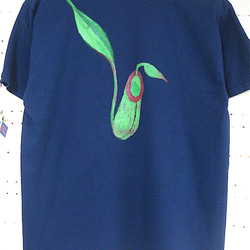 食虫植物・ウツボカズラ・つぼ形の罠・レディスM〜Lサイズ（メンズS着丈短め対応）紺＊手描きTシャツ＊ 5枚目の画像