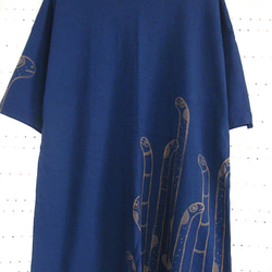 両面絵柄・チンアナゴとニシキアナゴ・にょろにょろ・袖にも顔・女子フリーサイズ・Tシャツリメイク チュニック・濃紺 1枚目の画像