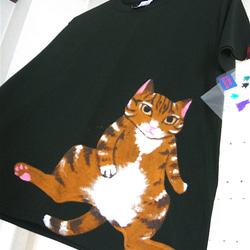 スコ座りをする茶トラ・トラ猫・レディスS〜Mサイズ(150〜160cm対応) 深緑＊手描きTシャツ＊chobico 4枚目の画像