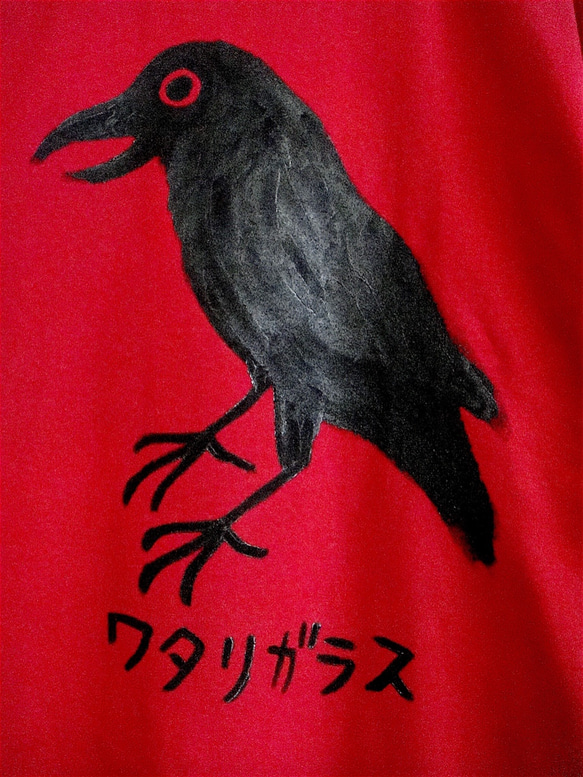 ワタリガラス・カラス・烏・レディスM〜Lサイズ（着丈短いメンズS対応サイズ）赤＊手描きTシャツ＊chobico 3枚目の画像