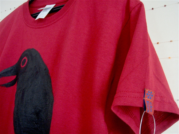 ワタリガラス・カラス・烏・レディスM〜Lサイズ（着丈短いメンズS対応サイズ）赤＊手描きTシャツ＊chobico 4枚目の画像